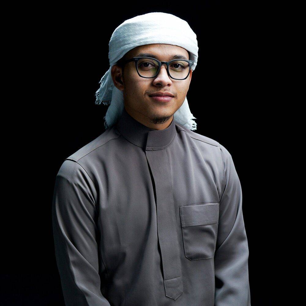 Qualified Islamic scholars teaching Quran recitation as per Arabic phonetics